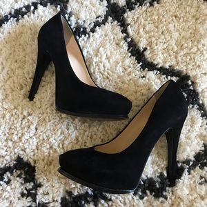 Black suede Guess pumps